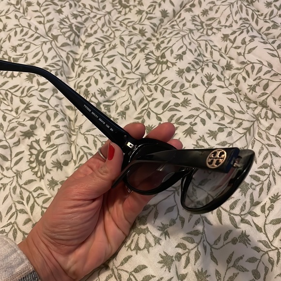 Tory Burch sunglasses - Picture 5 of 6